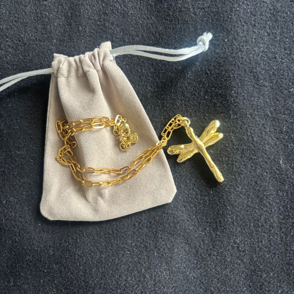 Uno de 50 Gold Dragonfly Pendant Necklace